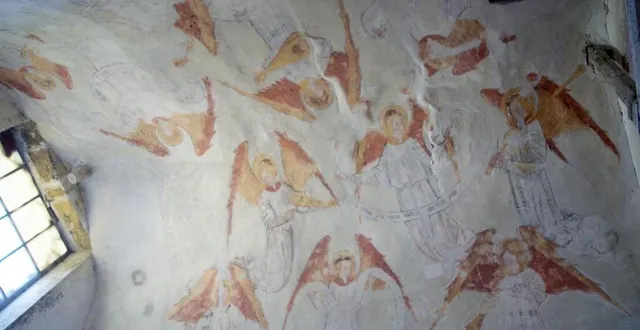 photo un des vitraux à restaurer borde la voûte peinte des peintures exceptionnelles représentant un concert d’anges musiciens, également à restaurer, datant du xve siècle. &copy; le maine libre