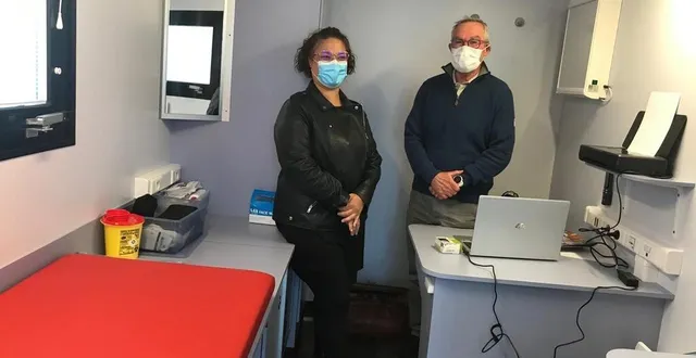 photo le dr jean-françois lamé et jennifer panzuto, assistante médicale, dans le médicobus. &copy; ouest-france