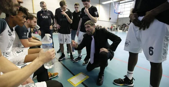 photo pascal thibaud au milieu de ses joueurs. &copy; julien kammerer