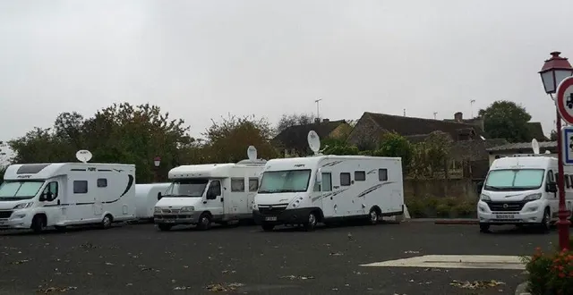 photo quatre véhicules stationnaient simultanément. &copy; le maine libre