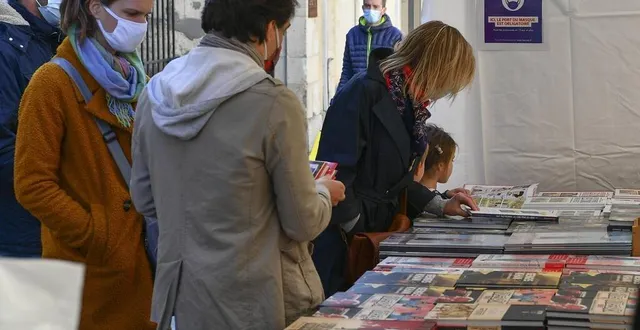 photo ce samedi, le livre s’est invité dans les rues, à la rencontre des passants comme ici devant la librairie bulle &copy; photo le maine libre – yvon loué