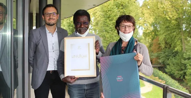 photo la flèche est « terre de jeux 2024 ». ici : yannick faveur, amadou kouyaté et nadine grelet-certenais. &copy; le maine libre