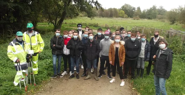 photo laurence lambert, enseignante en sciences - éco au lycée (à droite) et la classe de seconde agricole de giel-don-bosco. &copy; ouest-france