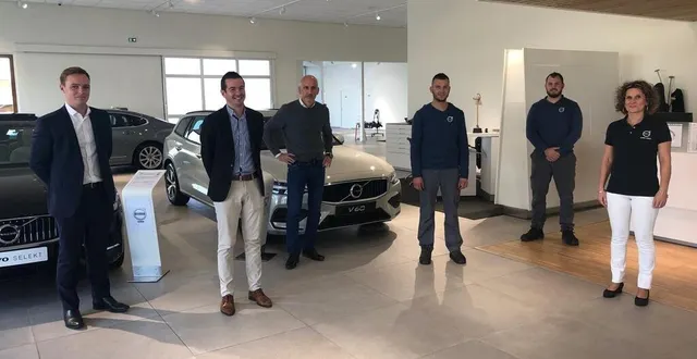 photo julien thibault (à gauche) avec une partie du personnel de la concession volvo d’alençon. &copy; ouest-france