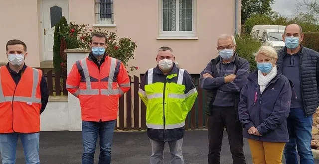 photo l’entreprise pigeon tp, sylvain plu le maître d’œuvre (en jaune), et pierre boulard le maire, avec ses 1er et 3e adjoints &copy; sophie kluzek