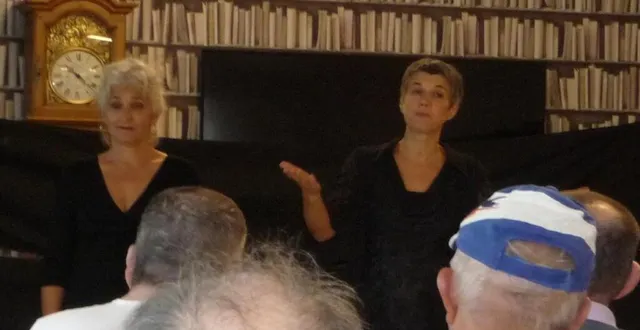 photo claire guarigue et fabienne morel ont présenté leur spectacle aux résidents de l’ehpad d’échauffour. &copy; ouest-france