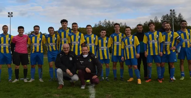 photo devant l’équipe senior a, thierry ozan (a gauche) et jérôme fouquet. &copy; le maine libre