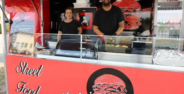 photo julia et thomas installent leur food-truck tous les vendredis soir, face à la gendarmerie de moncé. &copy; le maine libre