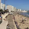 photo 2018 : une scène pas si courante aux vacances de la toussaint. du monde sur la grande plage des sables-d'olonne et sur le remblai. c’était un 24 octobre et la météo était de la partie.