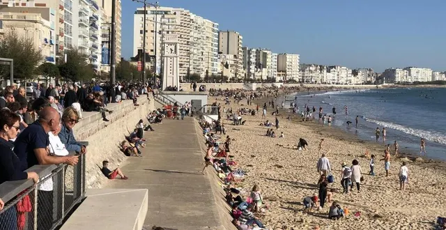 photo 2018 : une scène pas si courante aux vacances de la toussaint. du monde sur la grande plage des sables-d'olonne et sur le remblai. c’était un 24 octobre et la météo était de la partie. &copy; archives ouest-france