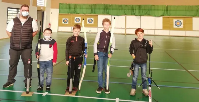 photo les entraînements ont repris dans la toute nouvelle salle du gymnase spécialement équipée, un mur de cible et lignes de tir à 30 m et 18 m. le nouveau président du club denis halna y a pris ses marques avec les jeunes archers. &copy; ouest-france