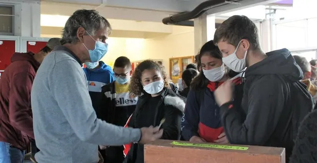 photo les élèves ont goûté, certains pour la première fois, du miel artisanal et se sont régalés.  &copy; ouest-france