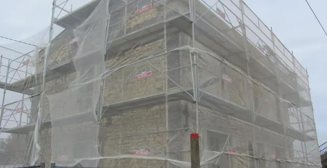 photo en pleins travaux, la gare est emballée de filets de protection. elle reprendra vie après la réhabilitation. &copy; ouest-france