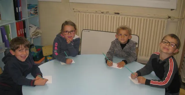photo gaspard, manon, timaé et louis, de l’école georges-jean, ont écrit leur carte postale pour le concours d’écriture. &copy; ouest-france