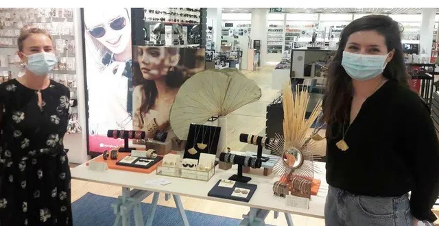 photo clémence bourneuf (à dr) avec céline menier, aux galeries lafayette du mans lors de sa démonstration. &copy; c. bourneuf