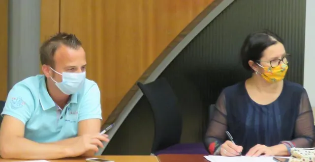 photo de gauche à droite, guillaume suire et nathalie duluard à la dernière réunion du conseil municipal de trangé &copy; le maine libre