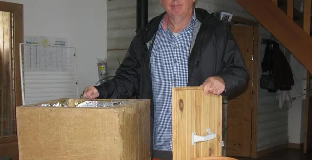 photo emmanuel gaceus présente la marmite norvégienne et le frigo du désert. &copy; ouest-france