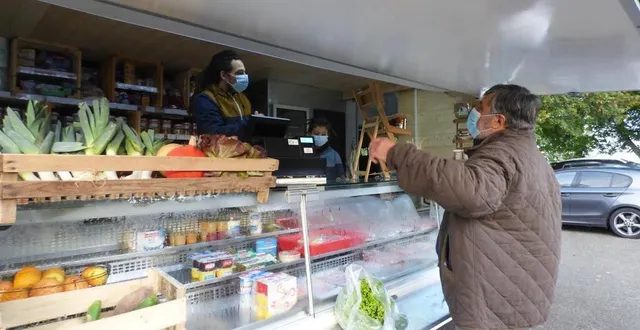 photo mercredi, le maire de château-l’hermitage jean-luc loriot a tenu à être le premier client de romain calero. &copy; le maine libre