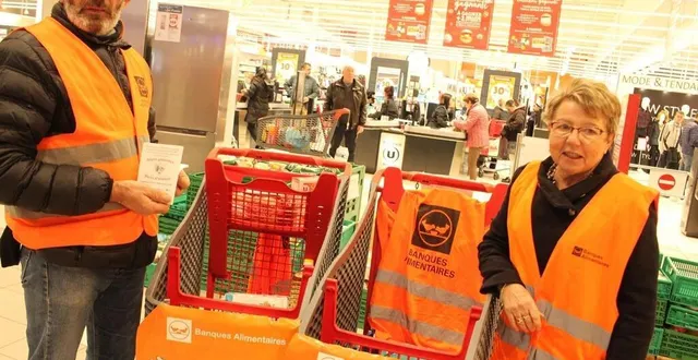 photo les bénévoles de la banque alimentaire informent les clients des supermarchés de la collecte et récupèrent leurs dons à la sortie des caisses. &copy; archives le maine libre