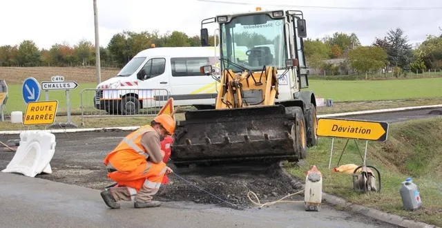 photo après la pose d’un enrobé, les accotements seront remis à niveau et le marquage au sol sera refait. &copy; le maine libre