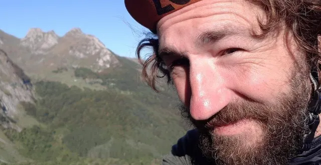 photo thomas chateau, ici en 2019 lors de l’ascension de l’aubisque, se lance un nouveau défi sur les volcans italiens. &copy; archives thomas chateau