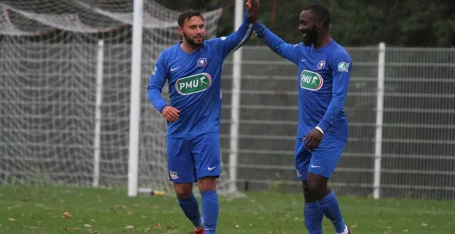 photo le saint-lois antonin maloisel (ici à gauche, lors d’un précédent match de coupe de france) a inscrit un doublé face à cherbourg (b), samedi 17 octobre 2020. &copy; archives, marc olejnik