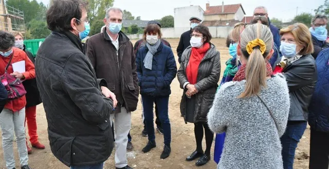 photo la réunion a commencé sur le terrain, avant de se poursuivre à la salle printania avec plus d’une vingtaine de riverains. &copy; le maine libre