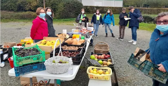 photo le marché d’automne a attiré de nombreux visiteurs. &copy; le maine libre