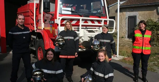 photo en arrière-plan, le capitaine david chollet, jessica plaquet, catherine méhalin, et claire reneaux, médecin. &copy; le maine libre