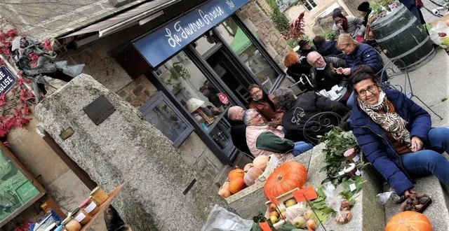 photo au pied du buste de paul saïn, l’artiste, marie ange garcia proposait fruits, légumes, cucurbitacées, plants et confitures. &copy; ouest-france