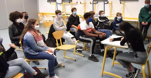 photo les collégiens de 3e de la cité scolaire paul-scarron participent activement aux ateliers organisés par leurs aînés du lycée sur le thème de l’europe. &copy; ouest-france