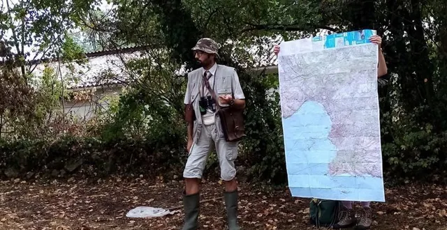 photo le guide florent, et son assistante rebecca (tenant la carte) de la compagnie mycélium. &copy; le maine libre
