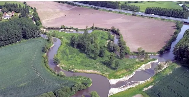photo une vue aérienne des travaux réalisés sur le bras principal et le bras mort entourant l’île ou se s’est rendu le groupe. &copy; koos production