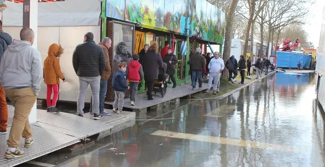 photo la foire des cendres s’achève ce dimanche soir... les pieds dans l’eau. &copy; le maine libre
