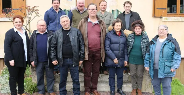 photo guy – rené de piepape, maire, entouré de ses colistiers. &copy; le maine libre