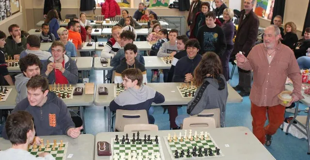 photo un tournoi de blitz à quatre a lancé les réjouissances. à droite, thierry leroyer, le président du club le fou du roi. &copy; le maine libre