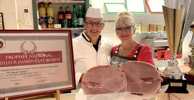 photo les époux buret présentent fièrement un nouveau trophée dans leur boutique de saint-rémy-des-monts. &copy; le maine libre