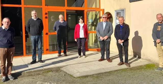 photo élus, président, vice-présidents et secrétaire, tous ont rendu un bel hommage à gérard andré. &copy; le maine libre