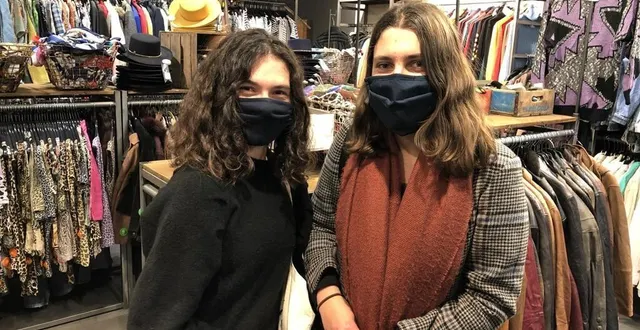 photo eva et chloé, 19 et 18 ans, sont entrées chez kilo shop dans une démarche écoresponsable. &copy; ouest-france