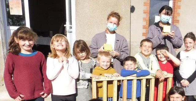 photo les enfants encadrés par jacky, meggy et sandrine, sont très fiers de leur réalisation : un jeu « puissance4 » géant, en bois. &copy; ouest-france