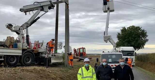 photo les maires de saint-rémy-des-monts et de saint-vincent-des-prés sont allés sur le chantier en compagnie de jacky grassin. &copy; le maine libre