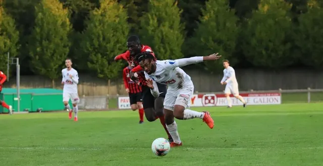 photo mattéo mendy (ici, au premier plan, lors d’un précédent match) et flers (orne) sont coleaders du groupe a de r1, en normandie, à l’issue de la 3e journée de championnat. &copy; serge ruer