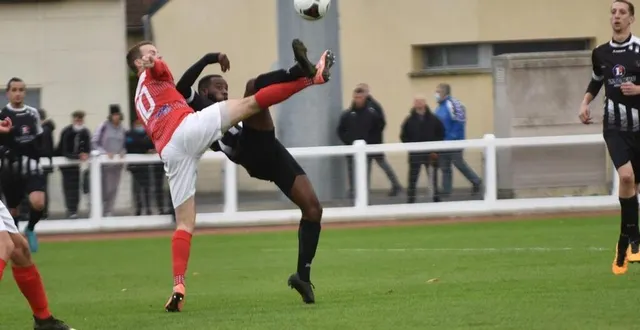photo match accroché entre le fc flers d’aumond (à gauche) et le fc argentan de dimuenay. &copy; joseph thouin/ouest-france