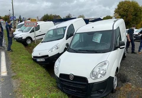 photo les utilitaires ont été poussés dans le fossé par une voiture-bélier. &copy; photo nicolas leguay