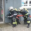photo l’entrée des sapeurs-pompiers dans le bâtiment enfumé, en binôme, lors d’un exercice.
