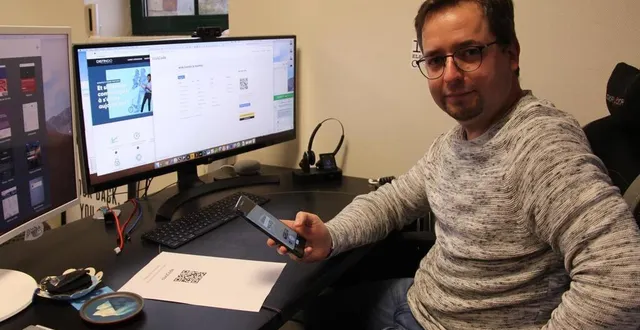 photo dollon, dimanche 25 octobre 2020. stéphane biguet, dirigeant de la société cerivan, scanne le qr code avec son smartphone pour ouvrir la page d’inscription. &copy; le maine libre