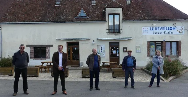 photo gilles armand, sous-préfet et les élus de réveillon devant le jazz café « le réveillon ». &copy; ouest-france