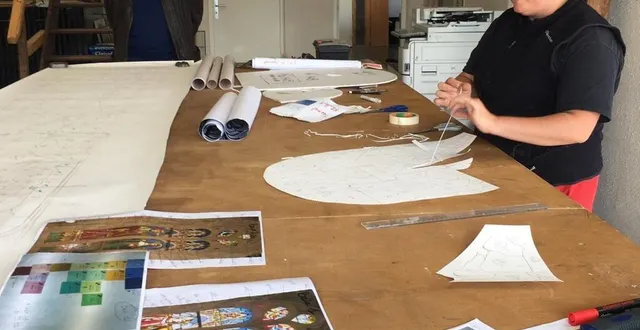 photo visite et explications d’une vitrailliste de l’entreprise vitrail france de neuville-sur-sarthe au club mécènes du patrimoine de la sarthe qui se réunit trois fois par an. &copy; le maine libre