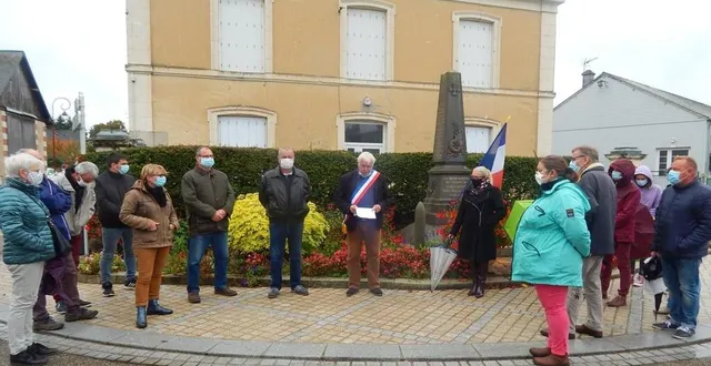 photo en petit comité, la municipalité coulongeoise a souhaité rendre hommage à samuel paty devant le monument aux morts. &copy; le maine libre