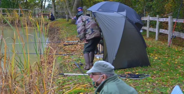 photo samedi matin, la pêche saint-rémy-montaise a relancé ses activités avec une mise à l’eau de 120 kg de grosses truites. un dernier rendez-vous, la pêche fermant le 15 novembre. ravie de cette initiative, la pluie s’est invitée n’effrayant pas la cinquantaine de pêcheurs présents. &copy; ouest-france